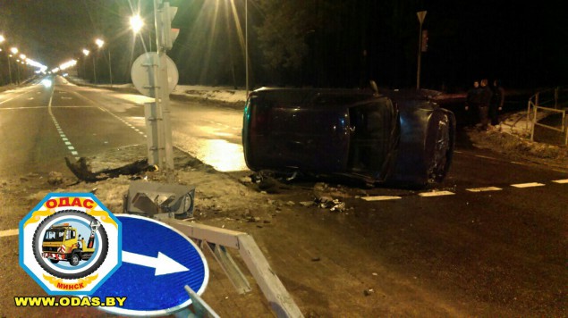 Пьяный водитель Renault в Боровлянах вылетел на островок безопасности и снес два светофора
