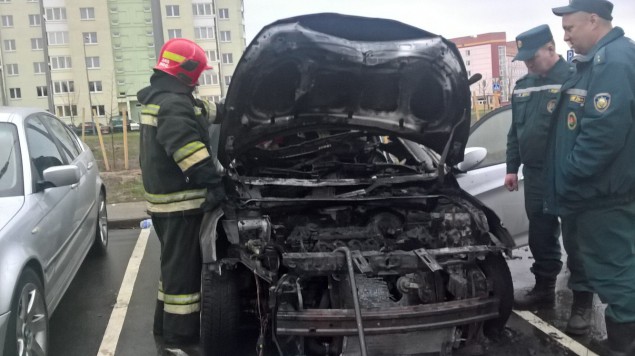 В Боровлянах на парковке сгорел автомобиль!