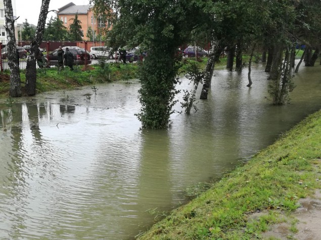 Фотофакт: Прорвало трубу водопровода в Боровлянах.