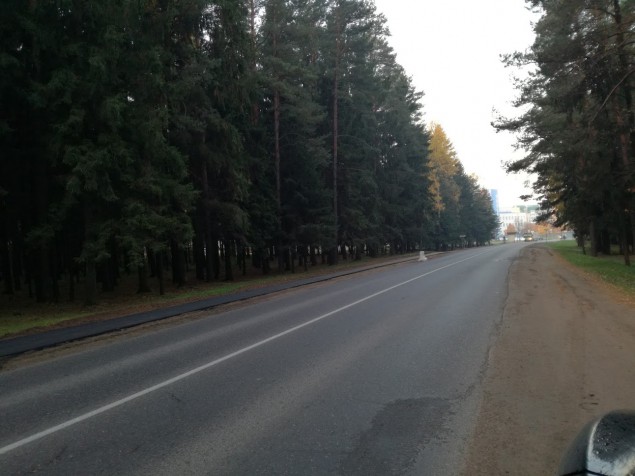 Фотофакт: в Лесковку из поселка Лесной асфальтируют пешеходную дорожку.