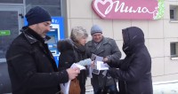 Видеофакт: Пикет кандидатов в депутаты возле ТЦ "Перекресток"